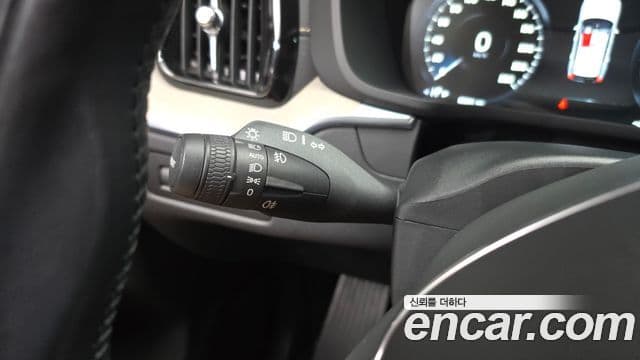 Volvo XC60 2020 — Photo 18/34
