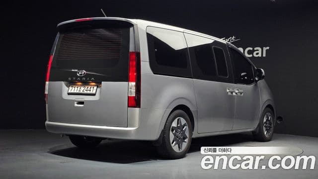 Hyundai Staria 2021 — ფოტო 2/20