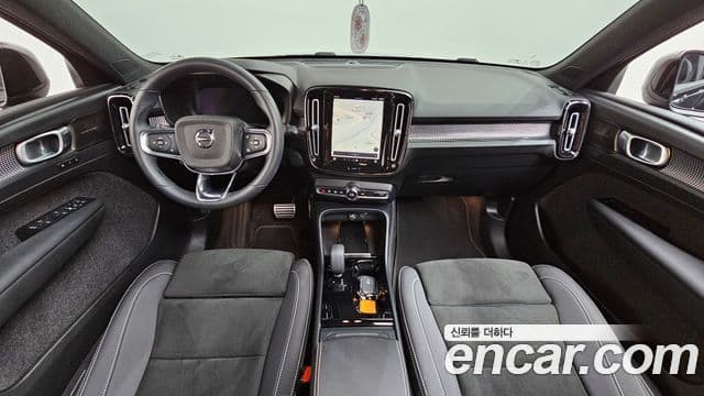 Volvo XC40 Recharge 2022 — ფოტო 36/38