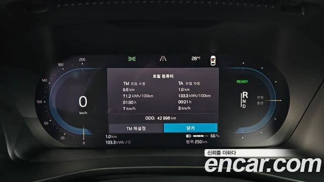 Volvo XC40 Recharge 2022 — ფოტო 37/38
