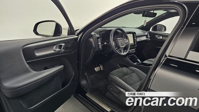 Volvo XC40 Recharge 2022 — ფოტო 15/38
