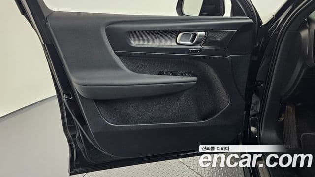 Volvo XC40 Recharge 2022 — ფოტო 34/38