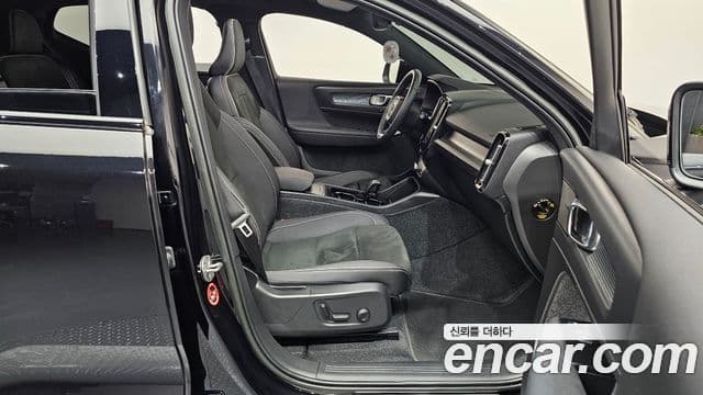 Volvo XC40 Recharge 2022 — ფოტო 7/38