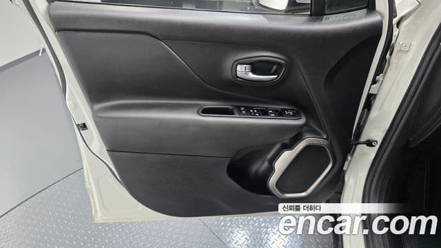Jeep Renegade 2022 — Photo 28/35