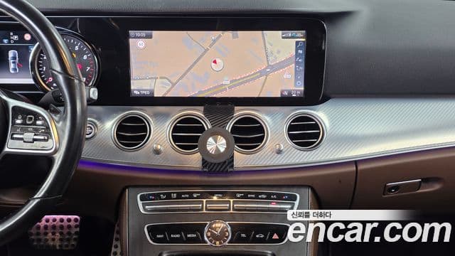 Mercedes-Benz E-Class 2019 — ფოტო 14/20