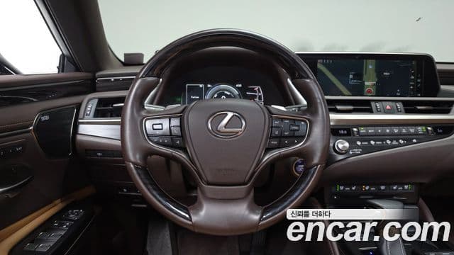 Lexus ES300h 2021 — фото 12 из 20