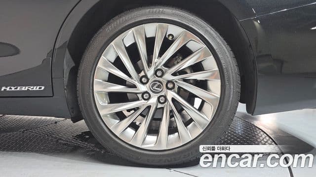 Lexus ES300h 2021 — Photo 7/42