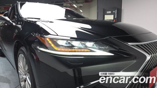 Lexus ES300h 2021 — Photo 9/42