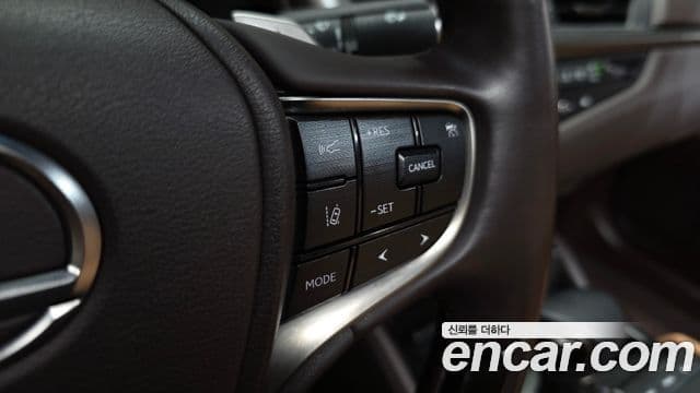 Lexus ES300h 2021 — Photo 16/42