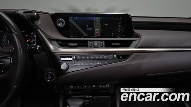 Lexus ES300h 2021 — Photo 4/42