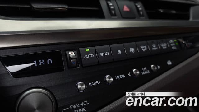 Lexus ES300h 2021 — Photo 17/42