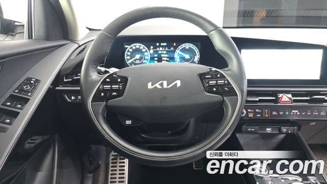 Kia Niro 2023 — ფოტო 13/20