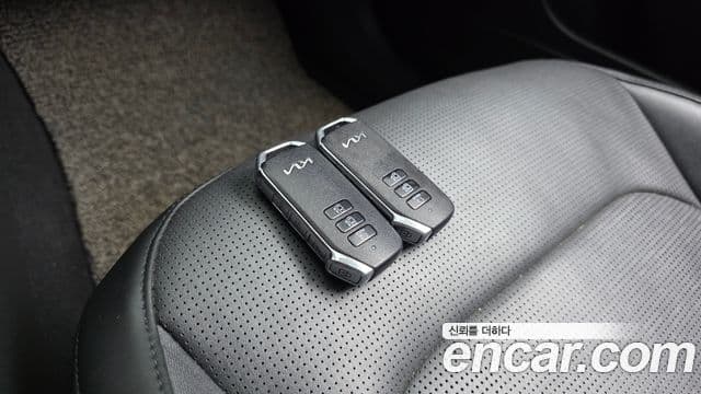 Kia Niro 2023 — ფოტო 19/20