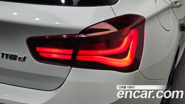 BMW 1 Series 2018 — Şəkil 14/32