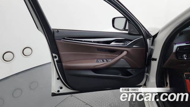 BMW 5 Series 2023 — ფოტო 9/33