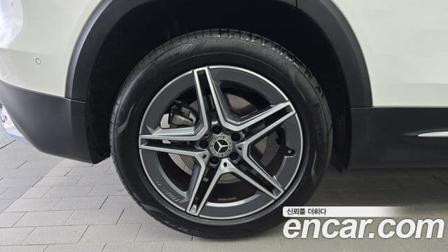 Mercedes-Benz GLB-Class 2023 — ფოტო 4/20
