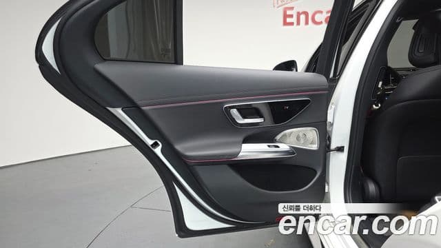 Mercedes-Benz E-Class 2025 — Photo 12/36