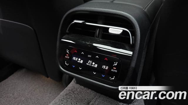 Mercedes-Benz E-Class 2025 — Photo 5/36