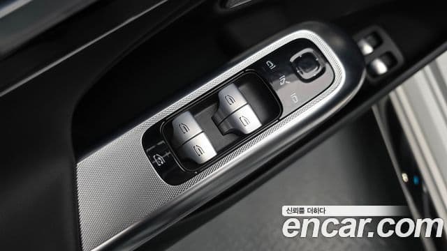 Mercedes-Benz E-Class 2025 — Photo 31/36