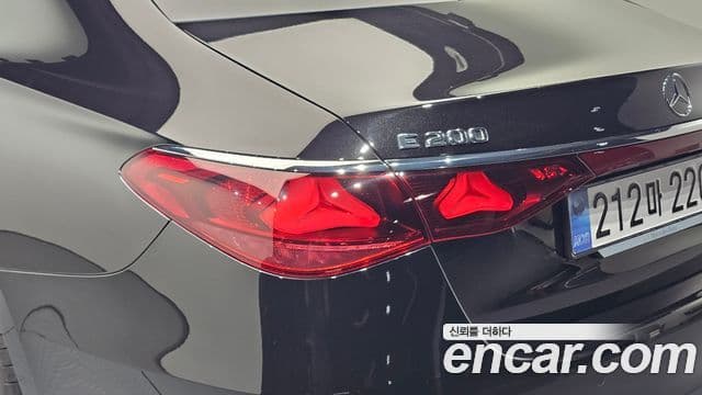 Mercedes-Benz E-Class 2024 — Photo 9/30