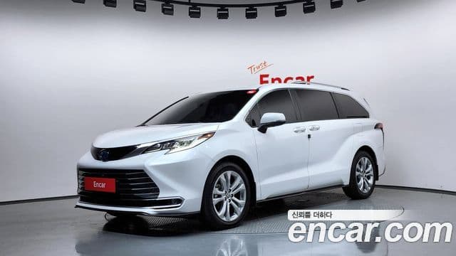 Toyota Sienna 2023 — ფოტო 1/20