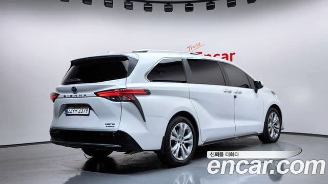 Toyota Sienna 2023 — ფოტო 2/20