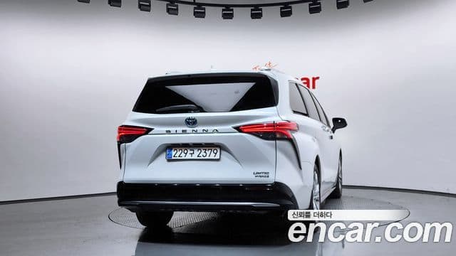 Toyota Sienna 2023 — ფოტო 4/20