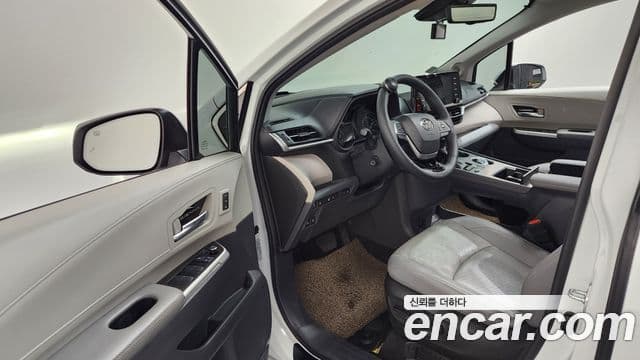 Toyota Sienna 2023 — ფოტო 10/20