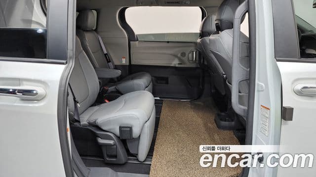 Toyota Sienna 2023 — ფოტო 11/20