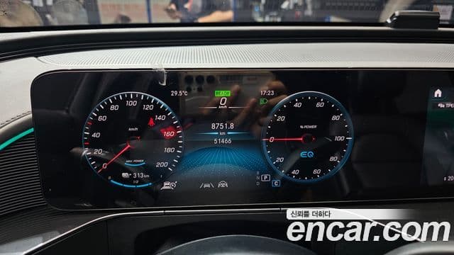 Mercedes-Benz EQC 2021 — ფოტო 18/33