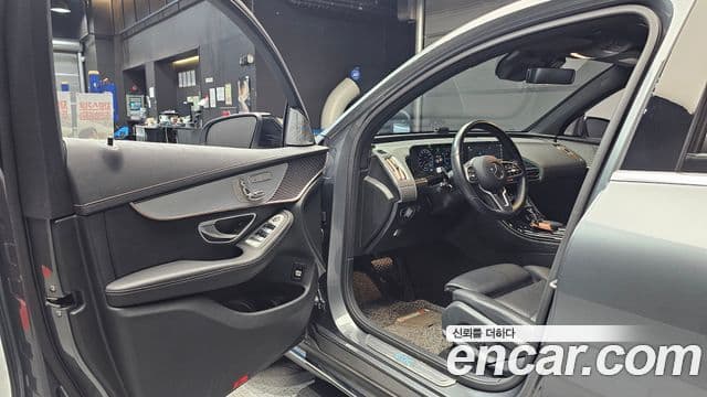 Mercedes-Benz EQC 2021 — ფოტო 28/33