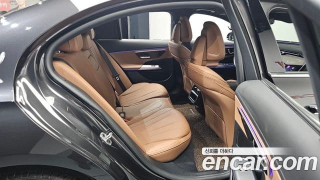 Mercedes-Benz E-Class 2024 — фото 11 из 20