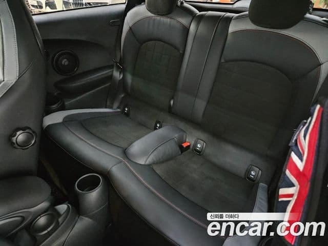 Mini Cooper S 2023 — Photo 6/17
