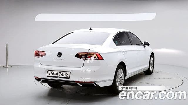 Volkswagen Passat GT 2021 — ფოტო 2/20