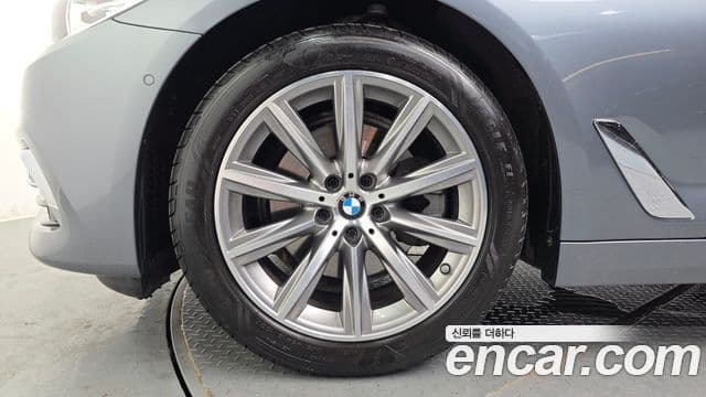 BMW 5 Series 2019 — ფოტო 4/20
