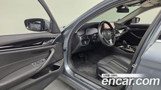 BMW 5 Series 2019 — ფოტო 8/20