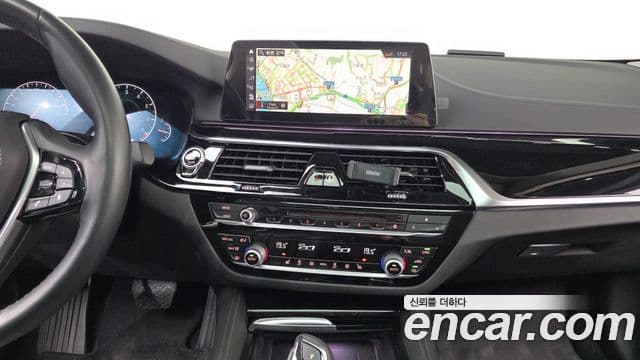 BMW 5 Series 2019 — ფოტო 14/20