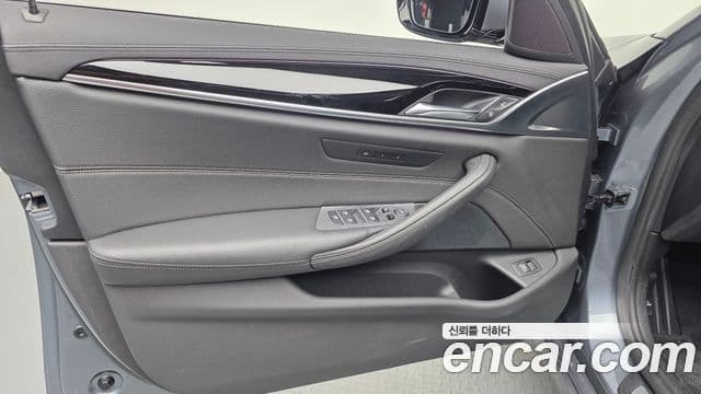 BMW 5 Series 2019 — Şəkil 18/34