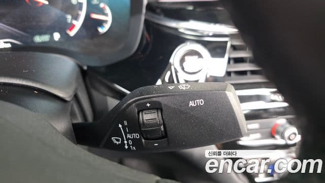 BMW 5 Series 2019 — Şəkil 33/34