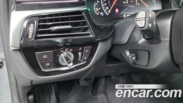 BMW 5 Series 2019 — Şəkil 25/34
