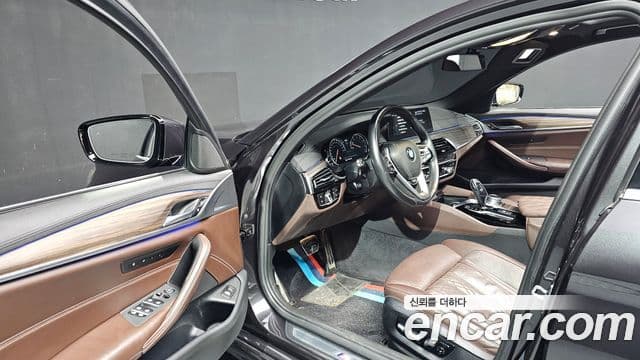 BMW 5 Series 2018 — ფოტო 10/20