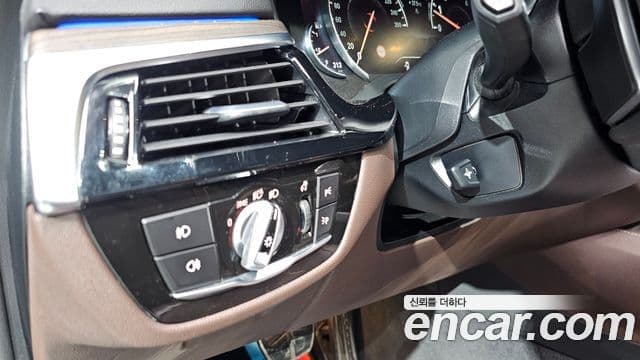 BMW 5 Series 2018 — ფოტო 19/20