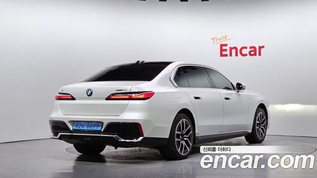 BMW i7 2024 — ფოტო 8/36