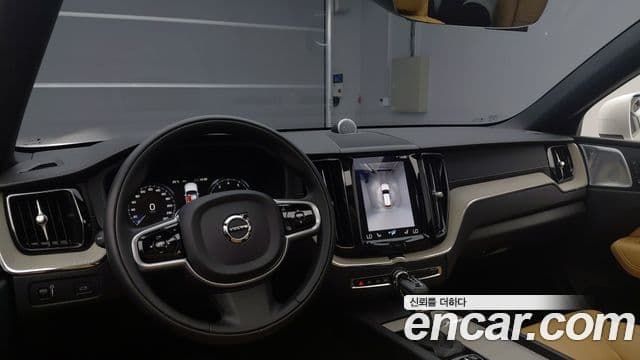 Volvo XC60 2019 — Photo 8/20