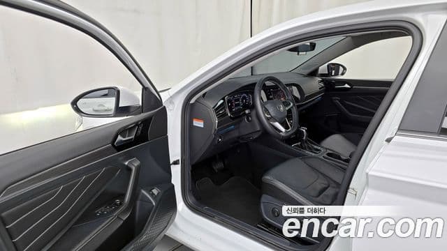 Volkswagen Jetta 2023 — Şəkil 10/20