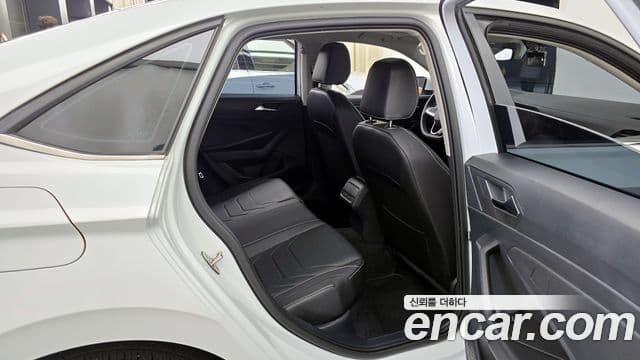 Volkswagen Jetta 2023 — Şəkil 12/20