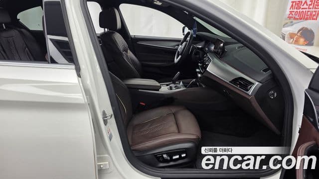 BMW 5 Series 2019 — фото 11 из 20