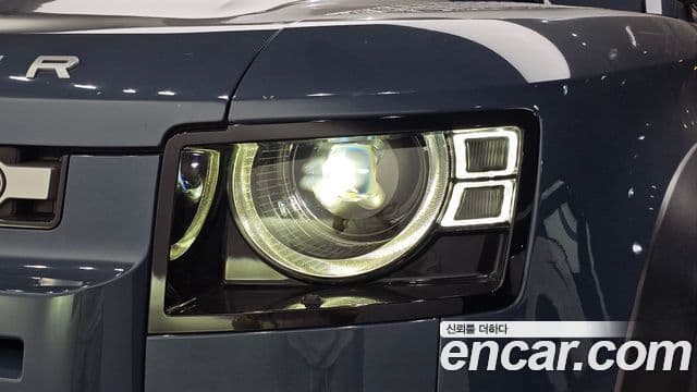 Land Rover Defender 2021 — Photo 8/33