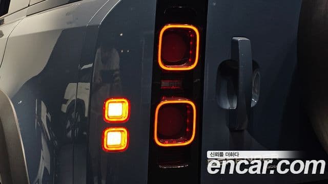 Land Rover Defender 2021 — Photo 29/33