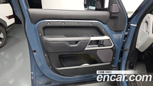 Land Rover Defender 2021 — Photo 9/33